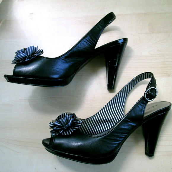 Ann Klein Black Leather Sling Backs ~ Size 9M - Picture 3 of 8